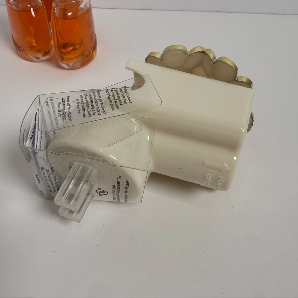 Pier 1 Imports Pink Champagne Oil Lot With Plugin Flower Scent Diffuser NEW